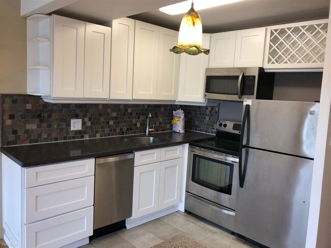 Foto del edificio - 1 br, 1 bath  - 5509 E Lake Dr Apt C