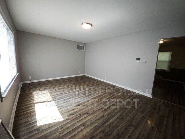 Foto del edificio - 330 N 2nd St