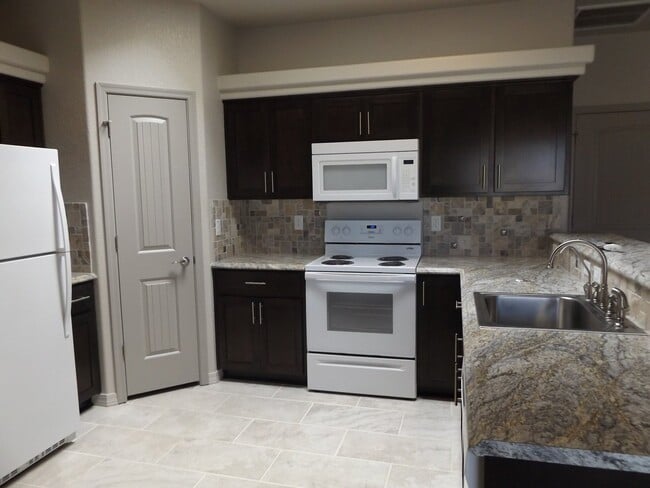 Building Photo - 1 Bedroom - 1 Bath Apartment