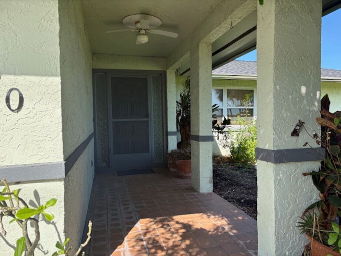 Foto principal - Charming 2-Bedroom Home in Prime Cape Cora...