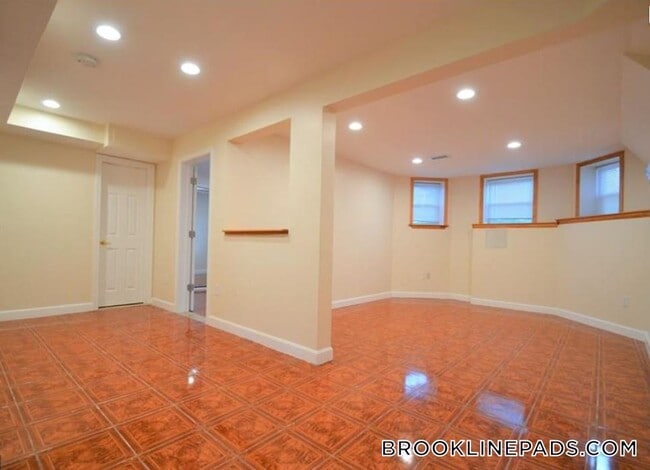 Building Photo - 73 Thatcher St