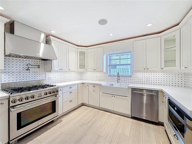 Building Photo - 2533 NE 21st Ter