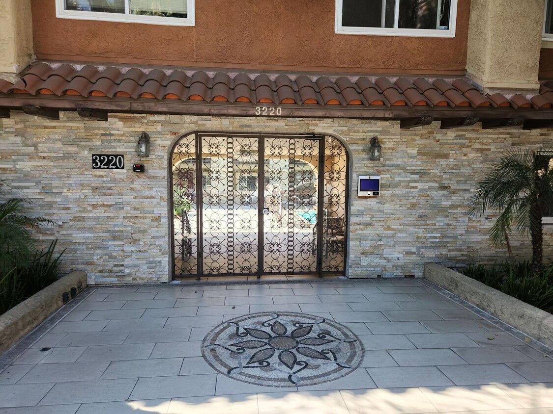 Primary Photo - 3220 Altura Ave