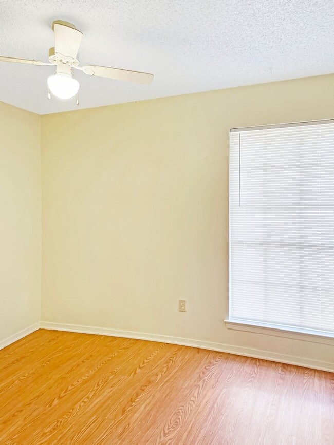 Foto del edificio - Spacious 3-Bedroom Duplex with Covered Parking & Fenced Yard!