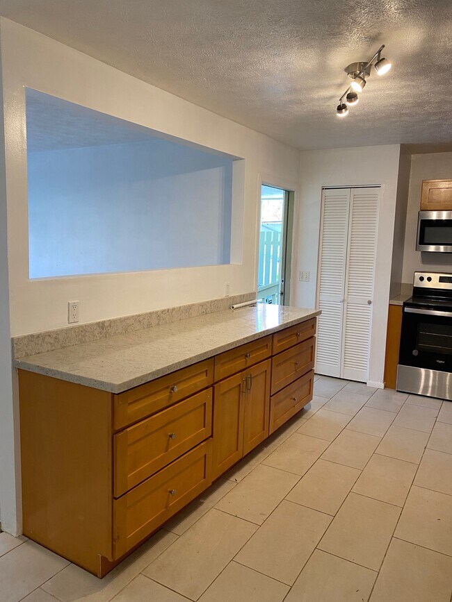 Se abre al salón para facilitar las reuniones sociales. - 1594 Kaunala Pl