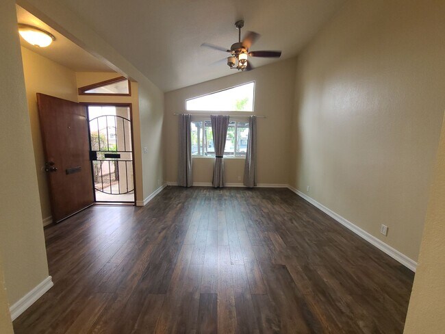 Foto del edificio - 4 bed 3 bath in Prime location of Ocean Beach