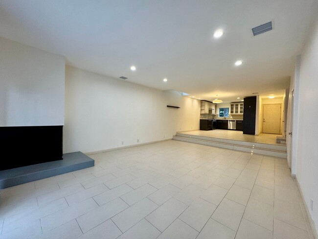 Building Photo - Stunning Tri-Level Townhome in Culver City