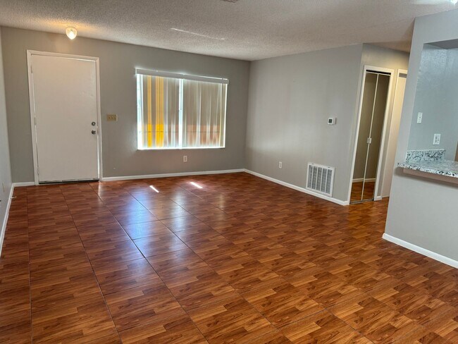 Foto del edificio - Spacious 3 bedroom, 2 bathrooms multiplex unit.