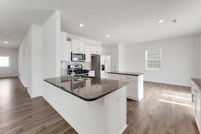 Building Photo - Stunning 4BR House in Charlotte