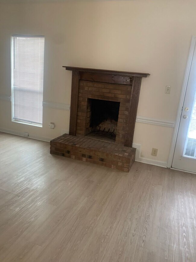 Foto del edificio - Great location off Millbrook near 70! 2 Bedroom ~2 bath~ pets negotiable! No HOA!