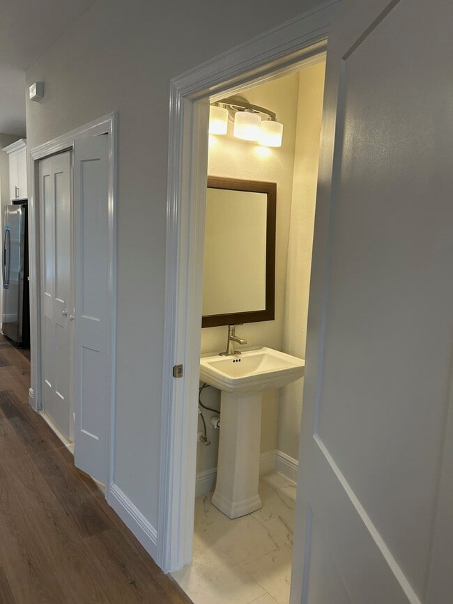 Building Photo - 206 W Fox St