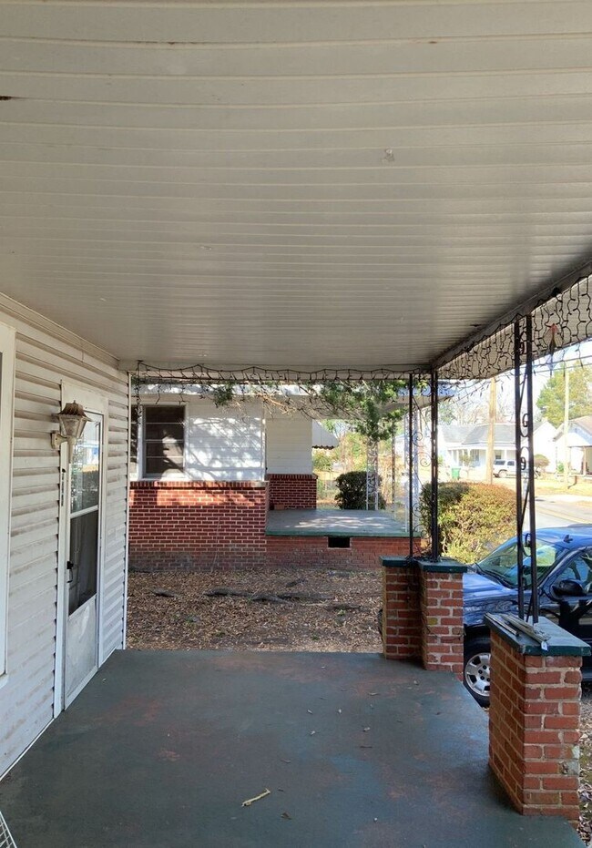 Building Photo - 340 Hickory St