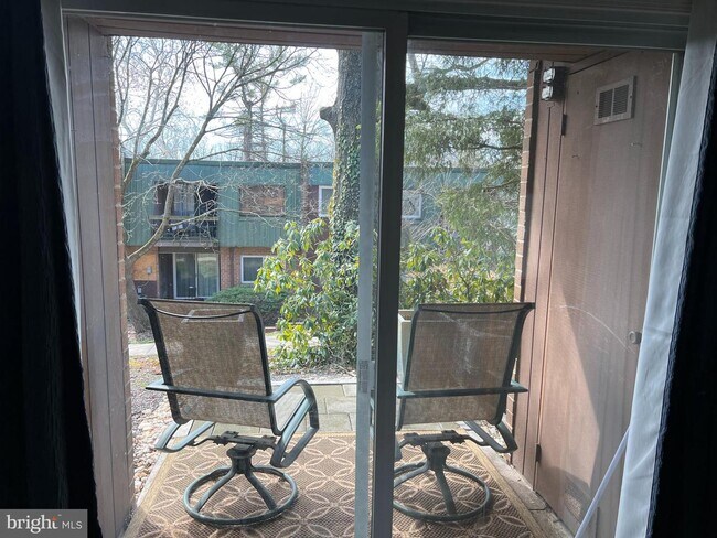 Building Photo - 823 Meadowview Ln