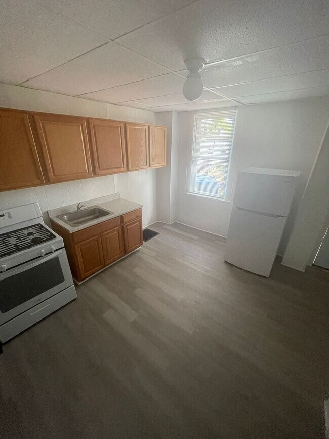 Building Photo - Recently Renovated Three Bedroom Two Bathr...