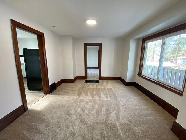 Foto del edificio - Rare 5-Bedroom Find!! Main-Floor Bed/Bath + Finished Attic Suite