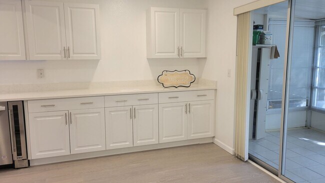 Foto del edificio - Annual unfurnished nicely renovated 2/2 villa near the Ringling Museum