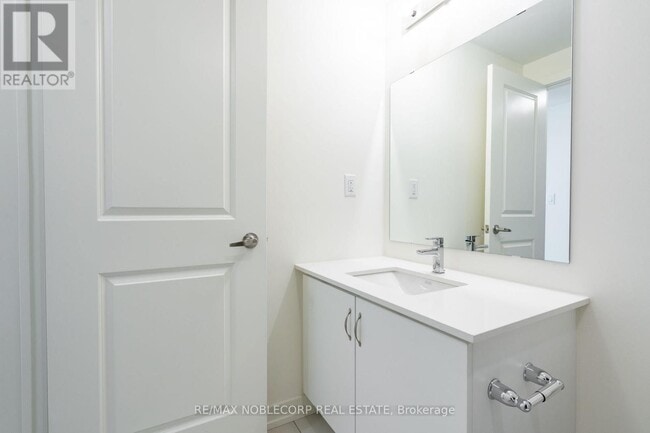 Building Photo - 58 Elizabeth St S