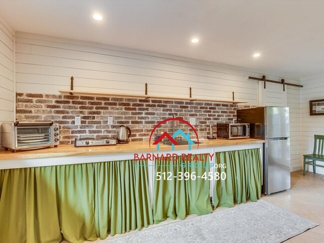 Building Photo - Available Now: Studio in Historic District