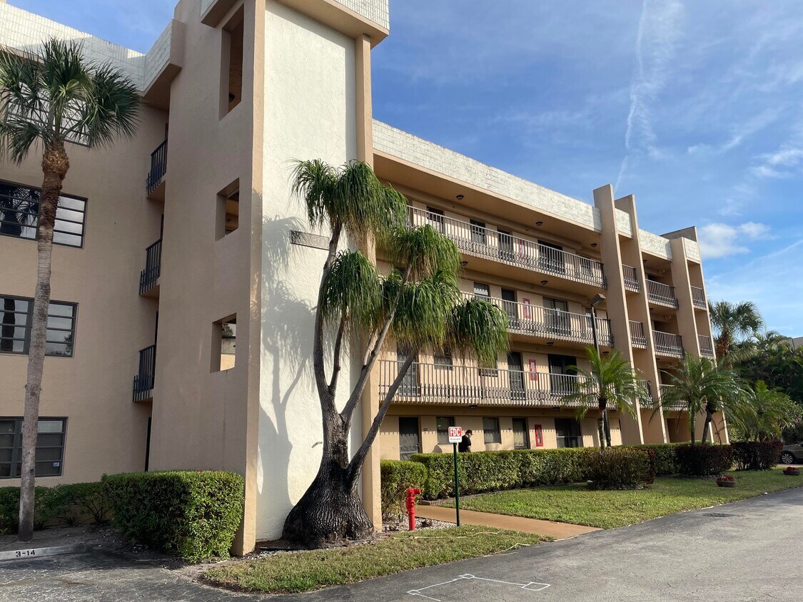 Foto principal - 4760 Lucerne Lakes Blvd