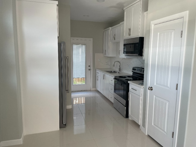 Building Photo - 404 W St Helena Ave