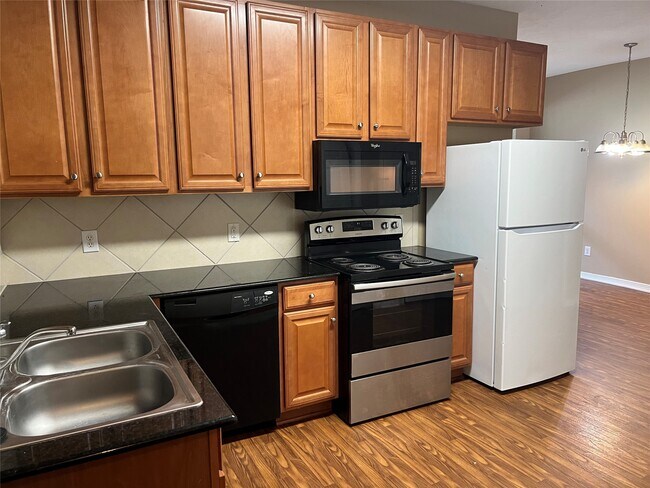 Foto del edificio - 818 Sterling Creek Cir