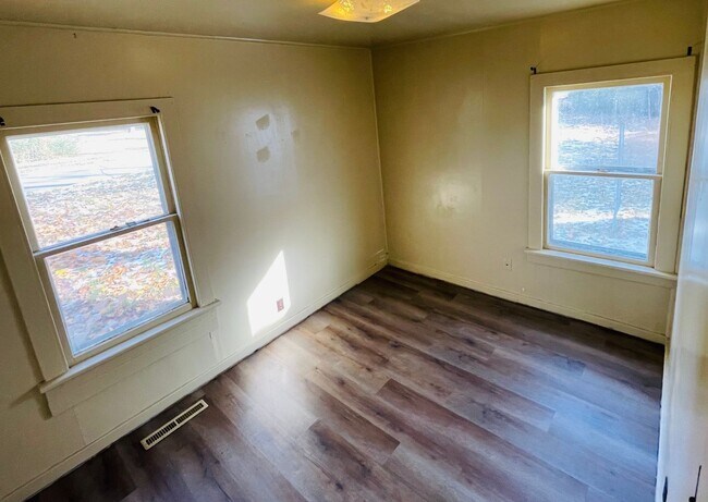 Building Photo - Great Location! 2 Bedroom, 1 Bathroom home...