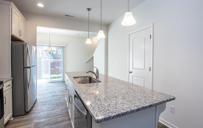 Foto del edificio - BEAUTIFUL 2 Bedroom End Unit Townhome in Cox Mill District AVAILABLE NOW