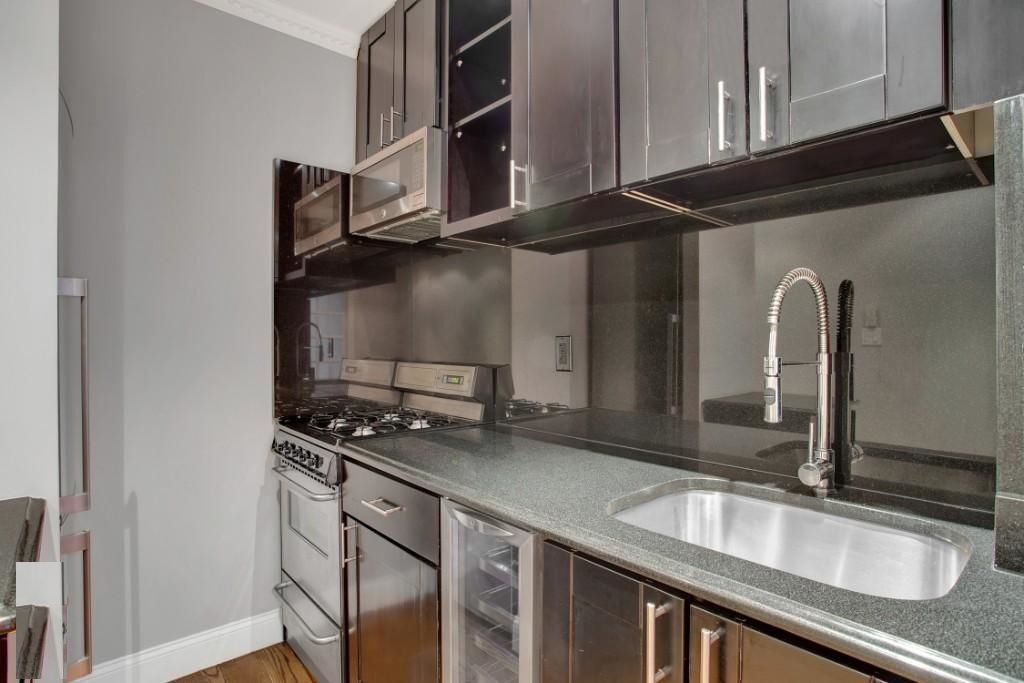 Primary Photo - 456 W 52nd St