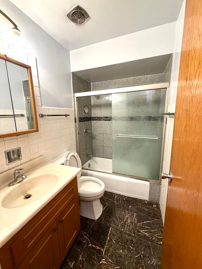 Foto del edificio - 3158 W 93rd St