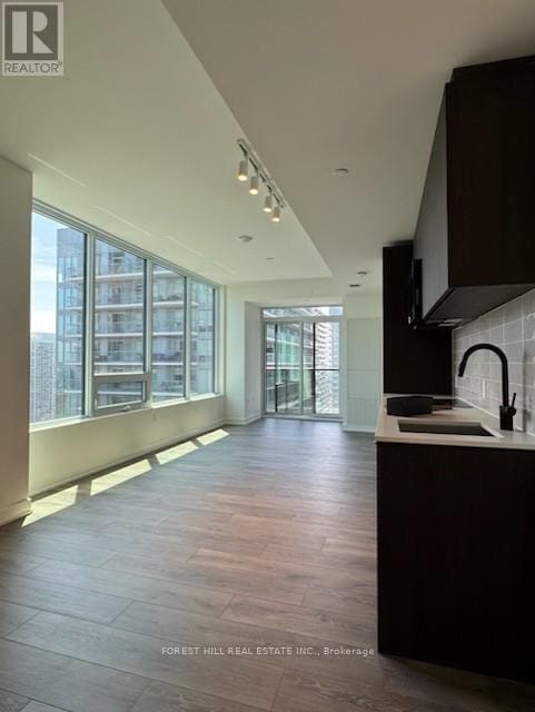 Photo du bâtiment - 117-3117 Broadway Ave
