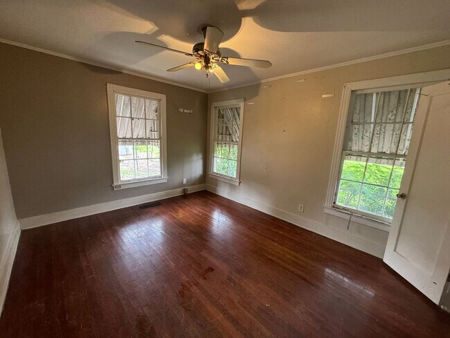 Building Photo - Beautiful Highland Duplex