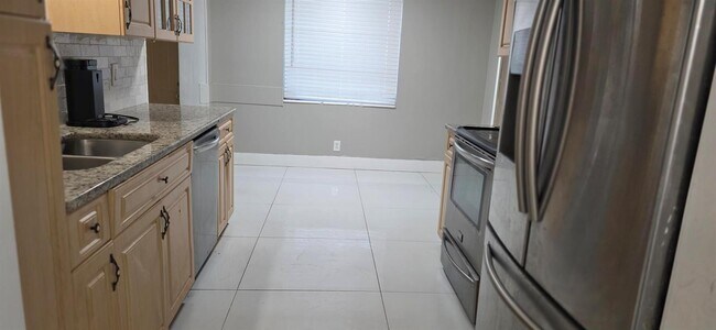 Foto del edificio - 896 SW 64th Ter