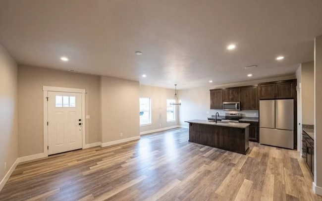 Building Photo - 3 bed, 2.5 bath Townhome in Ammon!!