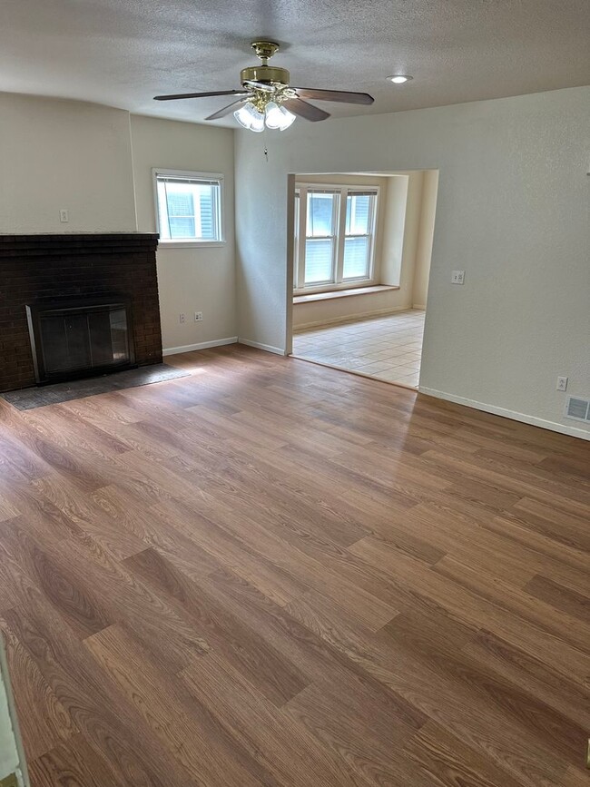 Building Photo - Spacious & Updated 3 Bedroom unit - PRE LEASING for 26/27 School year!