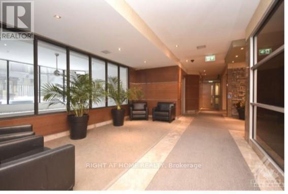 Building Photo - 470-2470 Laurier Ave W