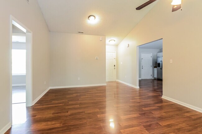 Foto del edificio - 8880 Woodpointe Cir