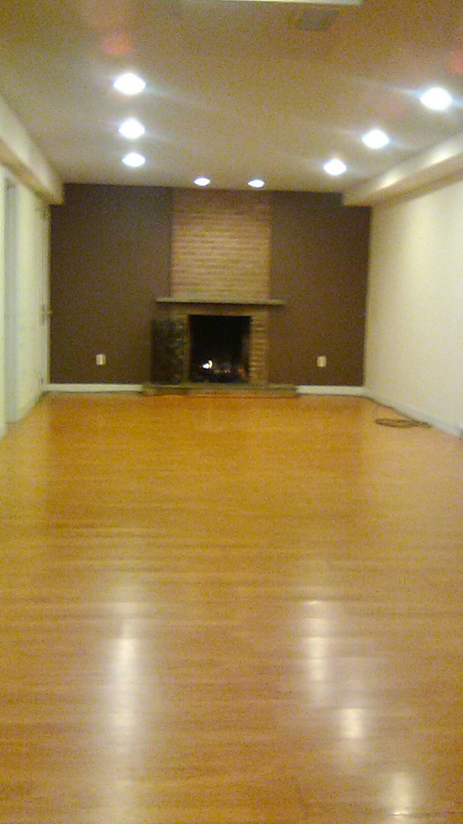 HUGE ROOM make it your Living room or Bedroom - 15 Plumtree Ln