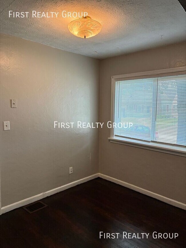Building Photo - 207 Ashwood Ave