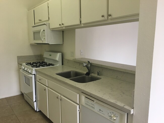 Foto del edificio - 15520 Foothill Blvd