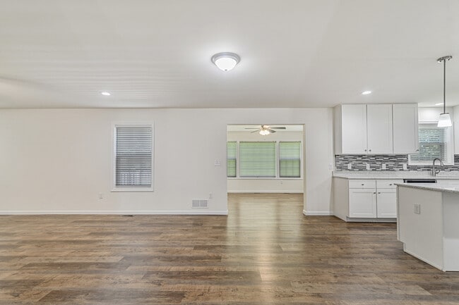 Foto del edificio - 164 River Cliff Cir