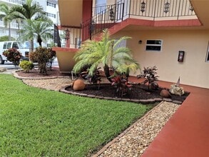 Building Photo - 5050 Bayview Dr