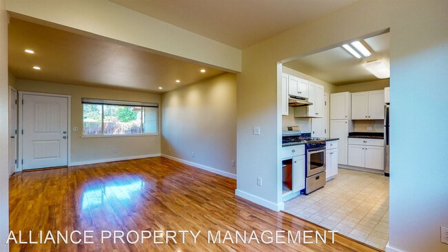 Building Photo - 2 br, 1 bath House - 645 King Street
