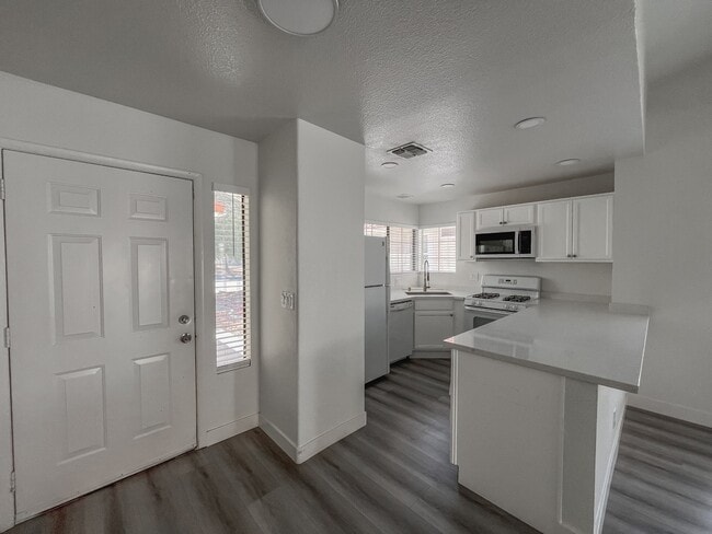 Building Photo - 8423 Palmada Dr