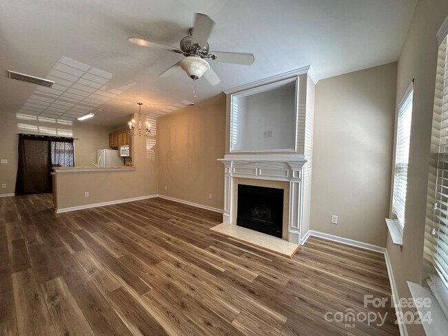 Foto del edificio - 8637 Wandering Creek Way