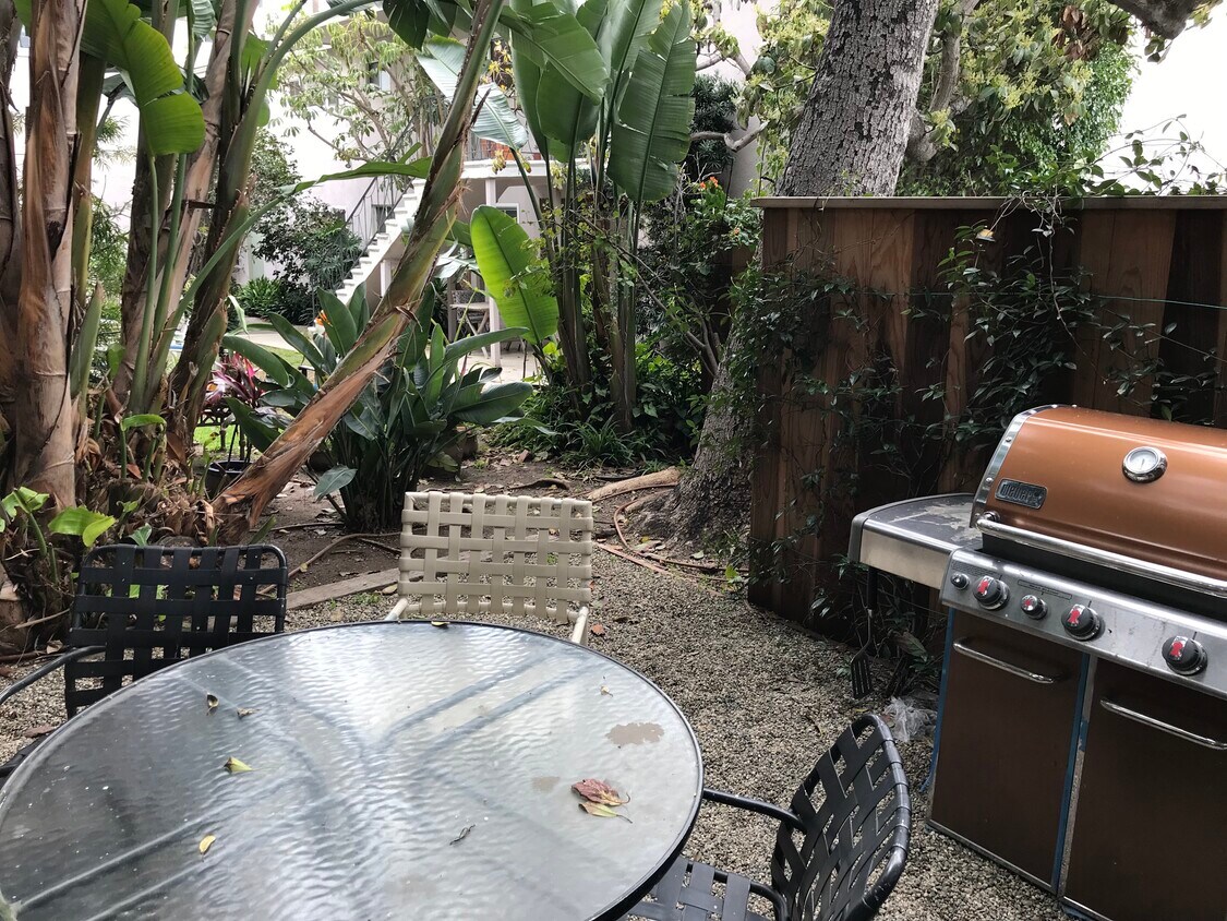 BBQ Area - 11627 Mayfield Ave