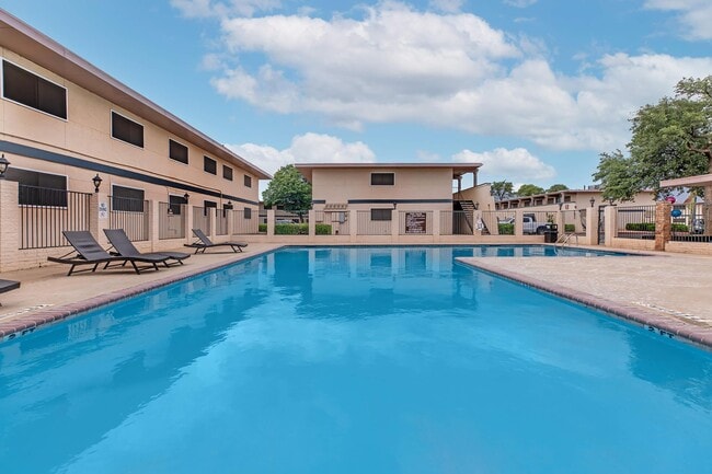 Building Photo - The Landing at Pinewood Park