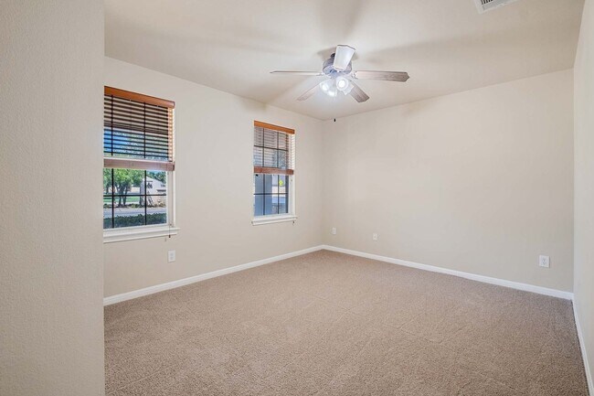 Foto del edificio - Single-Story Home On Large Corner Lot In A...