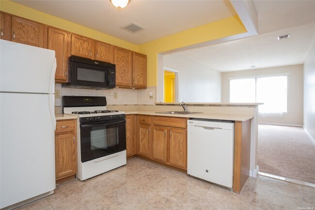 Building Photo - 76-05 Aquatic Dr