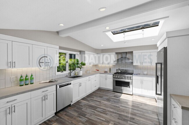Foto del edificio - Charming 3 bed/2.5 bath in the heart of do...