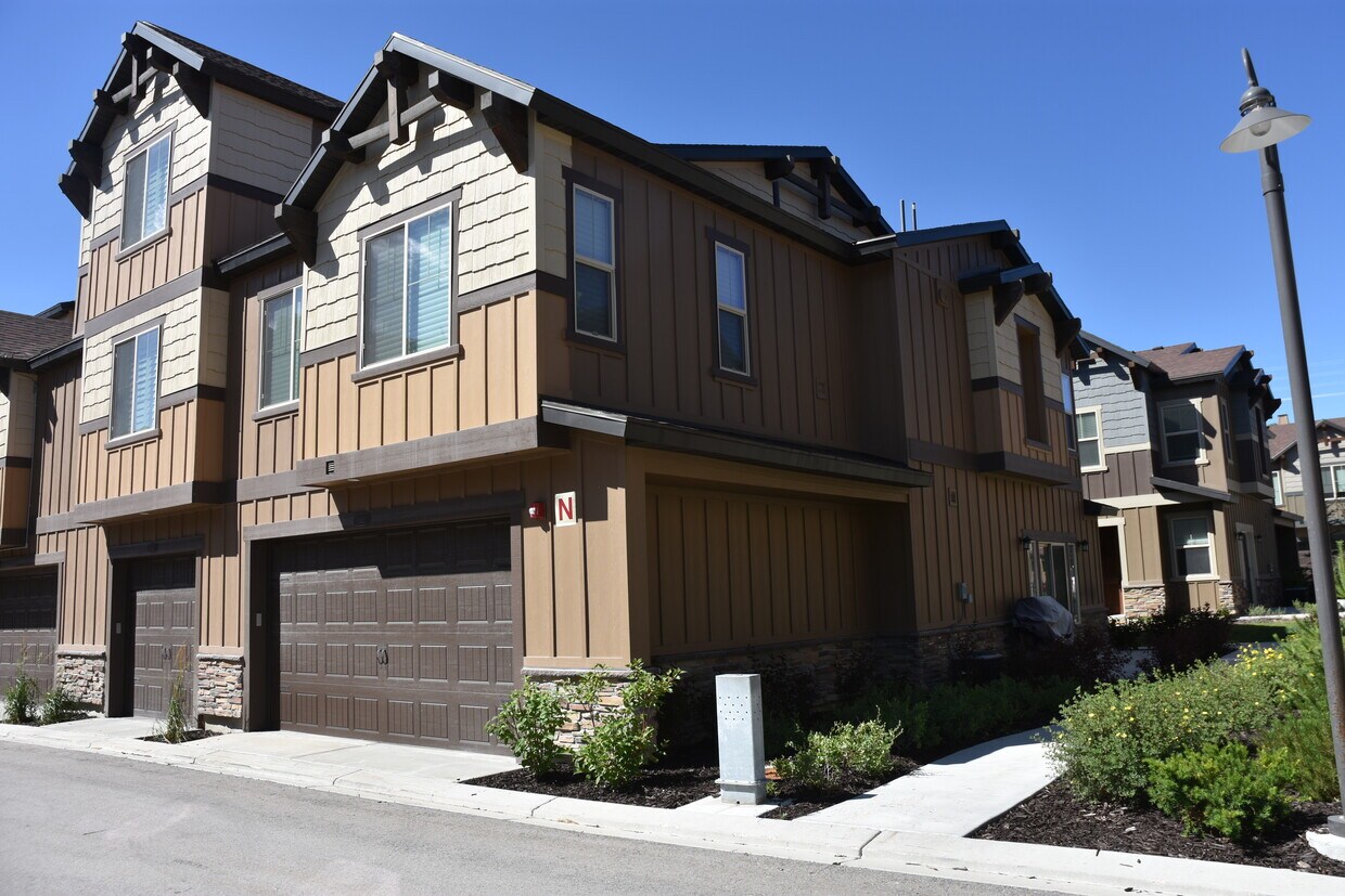 Primary Photo - 13631 N Freestyle Ln